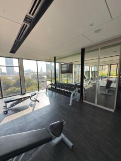 Luxury 1-Bedroom Luxury Condo with Pool, Gym, Sky View, King Bed, Near BTS Station, Central Location - Bangkok - 5