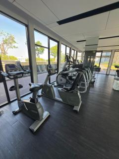 Luxury 1-Bedroom Luxury Condo with Pool, Gym, Sky View, King Bed, Near BTS Station, Central Location - Bangkok - 2