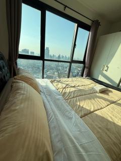 Luxury 1-Bedroom Luxury Condo with Pool, Gym, Sky View, King Bed, Near BTS Station, Central Location - Bangkok - 9