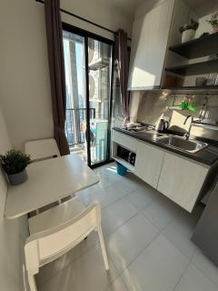 Luxury 1-Bedroom Luxury Condo with Pool, Gym, Sky View, King Bed, Near BTS Station, Central Location - Bangkok - 7