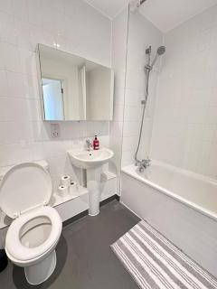 Beautiful 1 Bd Top floor Terraced Apartment - Barking - 2