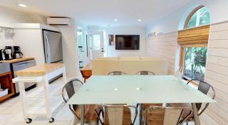 Romantic Secret Garden - Marble Floors & Bath DT Just 2 Blocks Beach Only 3 Miles - 9