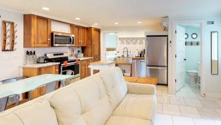 Romantic Secret Garden - Marble Floors & Bath DT Just 2 Blocks Beach Only 3 Miles - 7