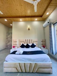 The Corner House I Pet friendly & Serviced Villa I Open Air Lawn & Plunge Pool I Bonfire I Dance I Music I Full Party I By Exotic Stays - 3