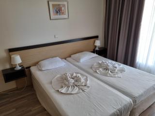 Apartment with a large terrace and direct access to the sea - Obzor - 1