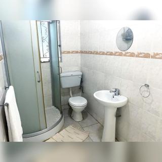 Modern & Spacious 2-bed guest house in quite suburb - 9