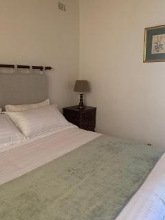 Modern & Spacious 2-bed guest house in quite suburb - 7