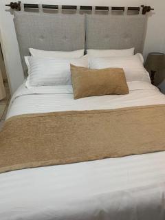 Modern & Spacious 2-bed guest house in quite suburb - 4