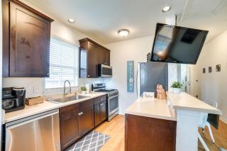 Walk to Beach Colorful Home with Patio in Galveston - Galveston - 2