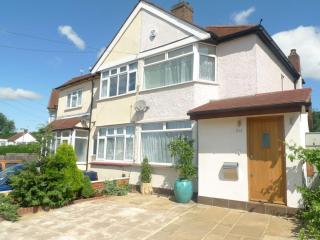 2-Bed Home Near Heathrow sleeps up to 7 people - Feltham - 0
