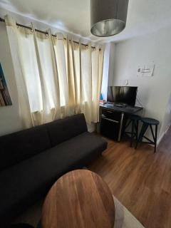 Beautiful Studio Flat Near Lake - London - 2