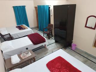 RaghuvarDham Delux 2 Double Beds and 1 Single Bed Room - 4