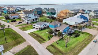 Near the Beach and Accommodates 13 Comfortably - Freeport - 9
