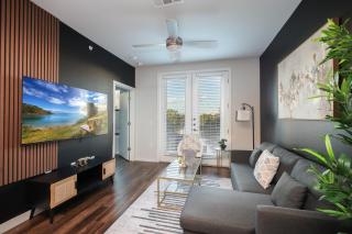 Cozy 1BR Haven w Pool, Gym, Steps from Riverwalk - 0