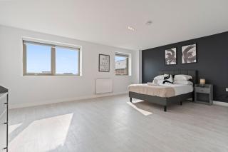 Exquisite 7 Bedroom 5 Bathroom House - Over 1900 sqft - Close to City Centre with Free Parking, Fast W-Fi and SmartTVs by Yoko Property - 9