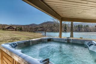 Falling Waters Lodge Lake Front Home & Wedding Venue - Ellijay - 4
