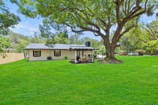 Villa Jolie Renovated Home French Inspired Design - 8