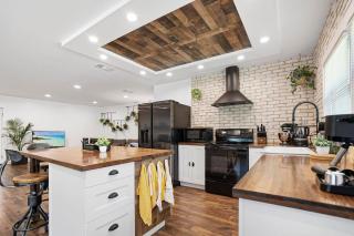 Villa Jolie Renovated Home French Inspired Design - 7