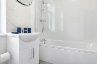 Contractor Luxury House - Sleep 6 - Ultra Fast WIFI - Free Parking - Long Term Stays - Birkenhead - 1