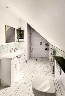 Stylish home, with amazing estuary view - 7