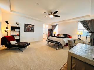 fresh, roomy airport & Uc close - 2