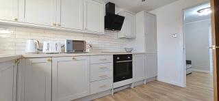Milton Keynes 3BR Stylish Home, Sleeps 4, Families, Parking - 9