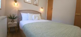 Milton Keynes 3BR Stylish Home, Sleeps 4, Families, Parking - 4