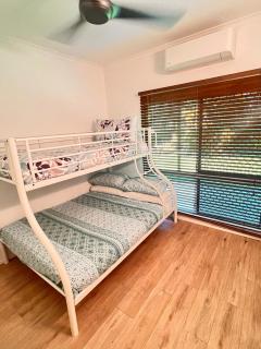Tropical family beach house - Holloways Beach - 6