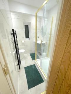 Milton Keynes 3BR,Comfy Home, Sleeps 5, Families Stay, Free Parking - 6