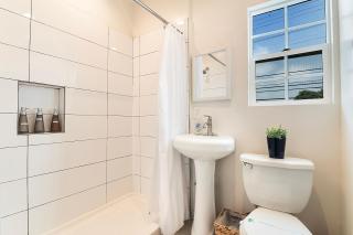 Updated 2nd-Floor Studio Near Beverly Hills & Pico Blvd Dining - Los Angeles - 5