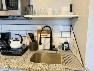 Chic Studio For Spring Full Kitchen #32b - Oklahoma City - 3
