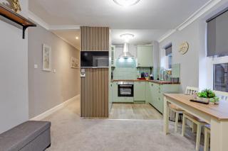 Sleeps 4,Roof Garden, Top Apartment, Zone 2 Cls Central - 4