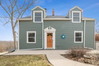 Riverview Farmhouse Style - Iowa City - 0