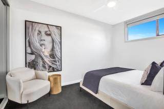 Monochrome Muse - Stylish Retreat near CBD & Beach - South Plympton - 2
