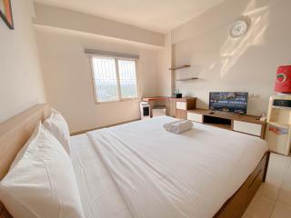 Great Deal Studio Room at Pinewood Jatinangor Apartment By Travelio - 8