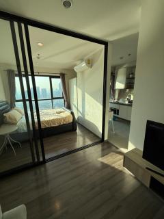 Luxury 1-Bedroom Luxury Condo with Pool, Gym, Sky View, King Bed, Near BTS Station, Central Location - Bangkok - 8