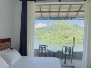 Blue Waters Edge Hotel - Haragama - 1