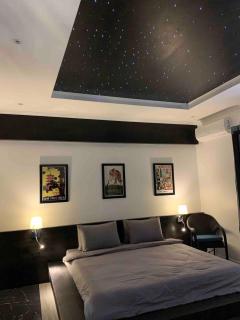 Golden Gorilla Villa with private pool & jacuzzi - 1