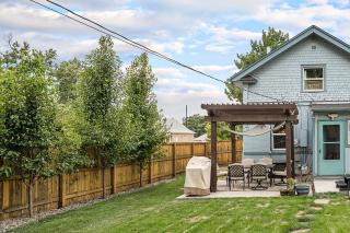 5-Bedroom Victorian Home Private Yard Sleeps 10 - 6