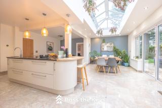 Spacious, Modern Family Home I Pass the Keys - 8