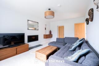 Spacious, Modern Family Home I Pass the Keys - 3