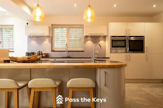 Spacious, Modern Family Home I Pass the Keys - 2