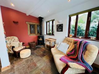 Pass the Keys Birch Hall Characterful Cottage Sleeps 8 & Pets - Birch Vale - 8