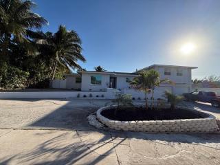 Modern unit by the lake and beach - 0