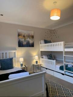 7 bed 3 bath M25 Long term Parking - Low Street - 7
