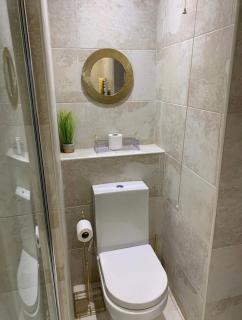 7 bed 3 bath M25 Long term Parking - Low Street - 6