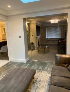 7 bed 3 bath M25 Long term Parking - 6