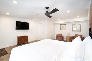 Cedar’s Condo - Modern Downtown Escape - Sevierville - 2