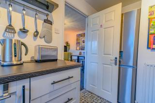Spacious Two Bedroom in Chester by Eason Stays Ideal for Weekend Getaways & Business Travellers - with Free parking! - Chester - 9