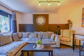 Spacious Two Bedroom in Chester by Eason Stays Ideal for Weekend Getaways & Business Travellers - with Free parking! - Chester - 3